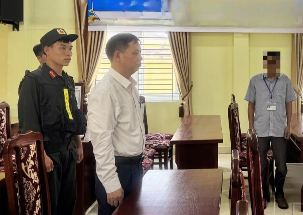 Khởi tố cán bộ nhận tiền hối lộ của học viên thi bằng lái xe - 1 Khởi tố cán bộ nhận tiền hối lộ của học viên thi bằng lái xe - 1