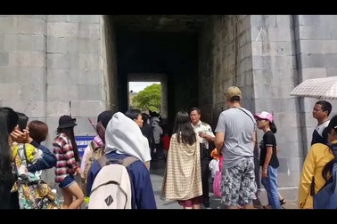 Hàng vạn người đổ vào Hoàng thành Huế chơi lễ 2/9