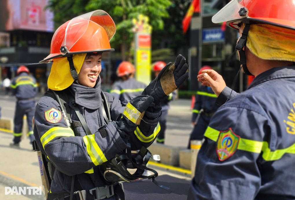 Người trẻ ở TPHCM hào hứng trải nghiệm làm Cảnh sát PCCC - 1 Người trẻ ở TPHCM hào hứng trải nghiệm làm Cảnh sát PCCC - 1