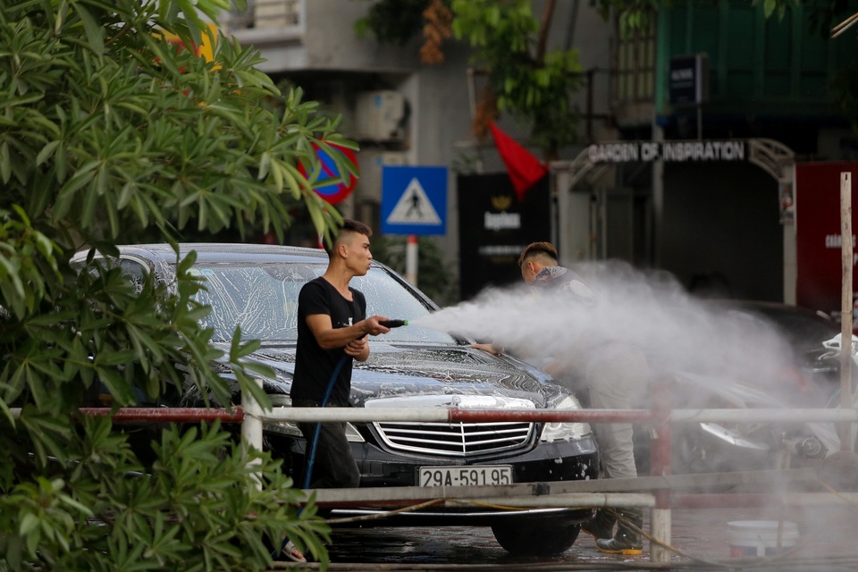 Hà Nội: Rửa xe 200 nghìn đồng/lượt, khách vẫn ùn ùn xếp hàng - 8 Hà Nội: Rửa xe 200 nghìn đồng/lượt, khách vẫn ùn ùn xếp hàng - 8