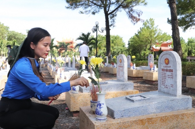 Phó Bí thư Tỉnh Đoàn Quảng Ninh Nguyễn Phương Thảo thắp hương tri ân các anh hùng liệt sĩ,