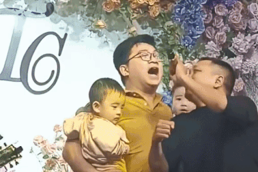 Ông bố bế hai con quẩy đám cưới cực sung, hình ảnh "hậu trường" gây bất ngờ