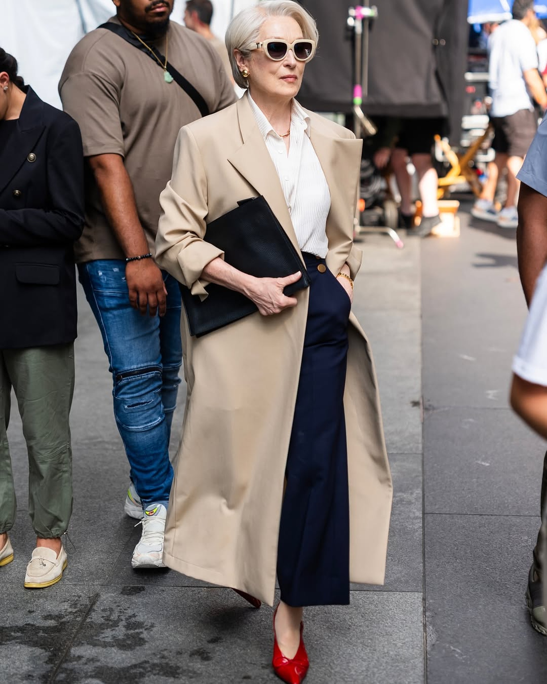 “Yêu nữ thích hàng hiệu” 76 tuổi diện áo của thương hiệu Việt đóng phim - 10 “Yêu nữ thích hàng hiệu” 76 tuổi diện áo của thương hiệu Việt đóng phim - 10