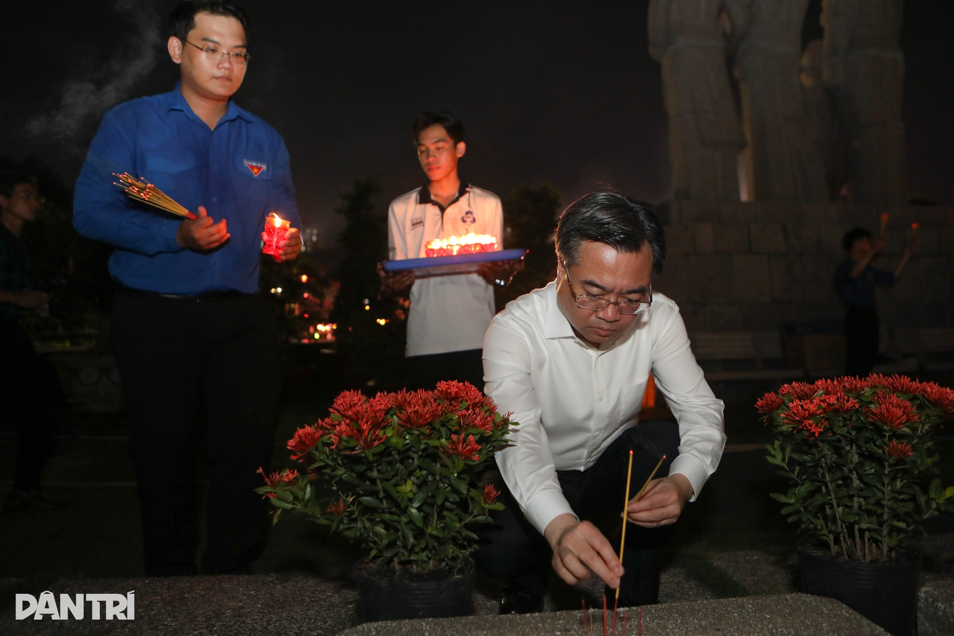 Hàng nghìn ngọn nến tri ân bừng sáng ở nghĩa trang liệt sĩ TPHCM - 8 Hàng nghìn ngọn nến tri ân bừng sáng ở nghĩa trang liệt sĩ TPHCM - 8