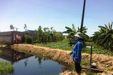 Nhiều công ty xả thải bẩn, dân luân phiên nhau “canh gác” ngăn chặn