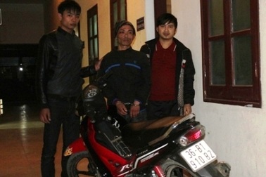 Nhà báo lao theo, bắt đối tượng trộm xe máy