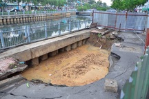 Vết nứt trên đường Trường Sa tạo thành hố sâu khổng lồ