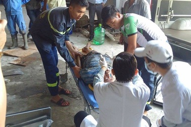Sập giàn giáo công trình, 2 công nhân bị thương