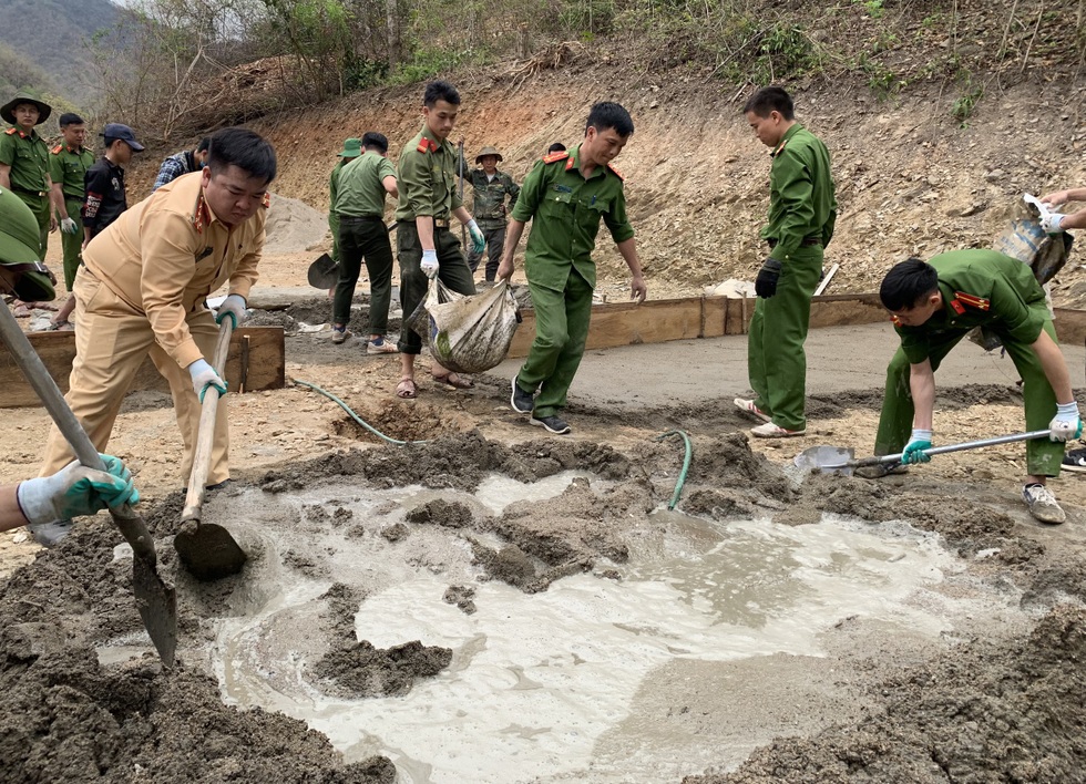 Kỳ 1: Những ngôi nhà xây trên đôi vai - 1 Kỳ 1: Những ngôi nhà xây trên đôi vai - 1