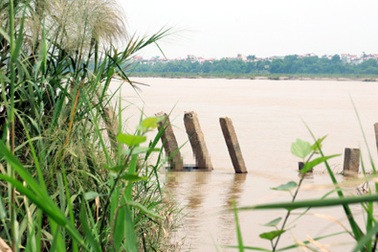 Hà Nội: Phát hiện xác người phụ nữ nổi trên sông Hồng