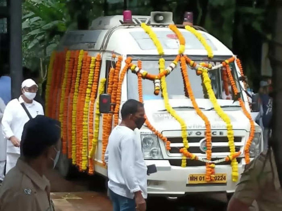 Mẹ ruột và bạn gái suy sụp trong tang lễ tài tử Cô dâu 8 tuổi - 3