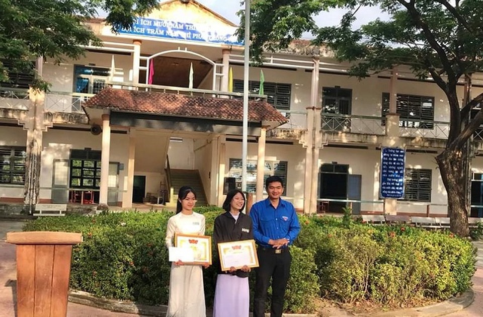 Khen thưởng 2 học sinh nhờ công an tìm người trả lại ví tiền nhặt được - 1 Khen thưởng 2 học sinh nhờ công an tìm người trả lại ví tiền nhặt được - 1