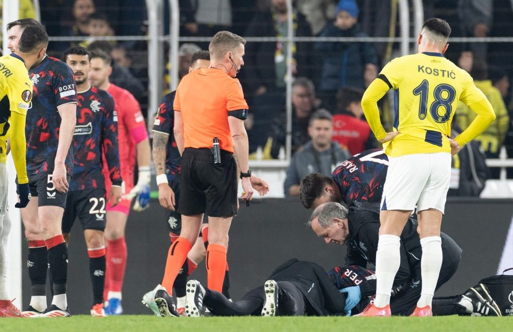 Cầu thủ bị đồng đội hạ knock-out ghê rợn trong ngày HLV Mourinho thảm bại - 3 Cầu thủ bị đồng đội hạ knock-out ghê rợn trong ngày HLV Mourinho thảm bại - 3