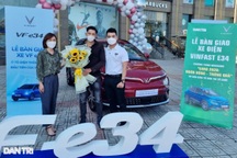 Trao xe điện VinFast E34 đến bạn đọc Dân trí trúng giải dự đoán Euro 2020