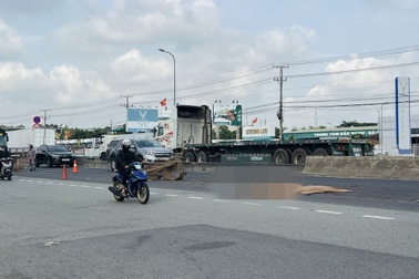 Người đi bộ bị taxi tông rồi thêm xe khác cán tử vong ở TPHCM