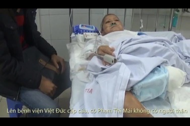 Bị gãy xương đùi 7 tháng nhưng cô Mái không có tiền đi viện.