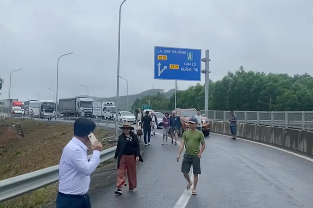 Xe đầu kéo tông lan can, cao tốc Cam Lộ - La Sơn ách tắc - 2 Xe đầu kéo tông lan can, cao tốc Cam Lộ - La Sơn ách tắc - 2