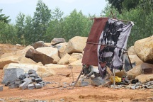 Bình Định: Núi Hòn Chà vẫn bị “xẻ thịt” sau lệnh cấm?