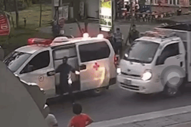 Đã không nhường đường, lái xe tải còn định tông tài xế xe cứu thương