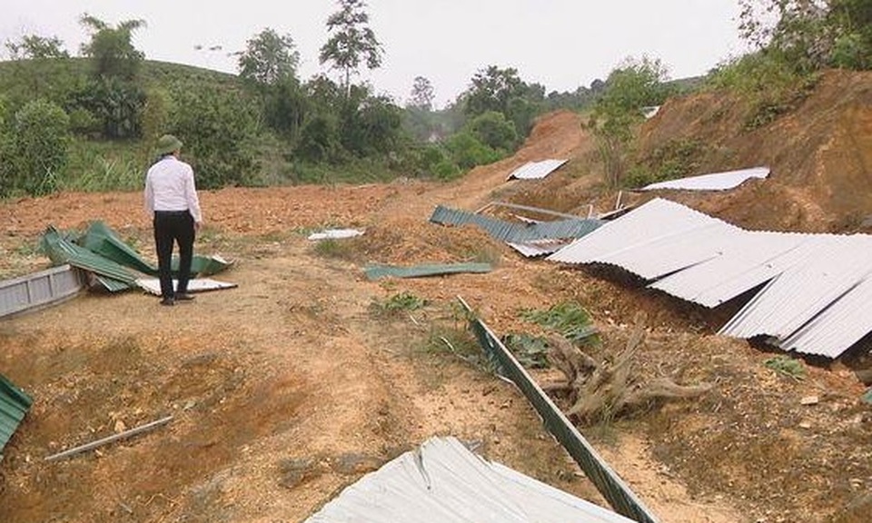 Theo thống kê ban đầu, xã Long Sơn là địa bàn chịu ảnh hưởng nặng nề nhất. Xóm 8 và xóm 12 có 6 ngôi nhà dân bị tốc mái, trong đó có những mái tôn bị cuốn bay xa hàng trăm mét. Điểm trường Tiểu học Tổng đội thuộc Trường Tiểu học Long Sơn bị dịch mái và gây nứt tường, có khả năng phải cho học sinh nghỉ học để chờ khắc phục, đảm bảo an toàn. Theo thống kê ban đầu, xã Long Sơn là địa bàn chịu ảnh hưởng nặng nề nhất. Xóm 8 và xóm 12 có 6 ngôi nhà dân bị tốc mái, trong đó có những mái tôn bị cuốn bay xa hàng trăm mét. Điểm trường Tiểu học Tổng đội thuộc Trường Tiểu học Long Sơn bị dịch mái và gây nứt tường, có khả năng phải cho học sinh nghỉ học để chờ khắc phục, đảm bảo an toàn.