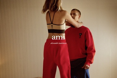 Romeo Beckham và bạn gái Mia Regan chụp hình thời trang