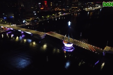 Ngắm trọn khoảnh khắc cầu Sông Hàn quay trong đêm