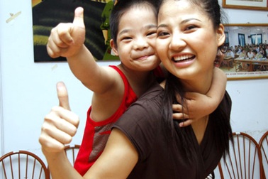 Hoa hậu Trần Thị Quỳnh vui chơi cùng trẻ khuyết tật