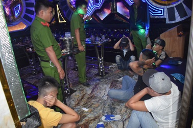 24 đối tượng phê ma túy trong quán karaoke
