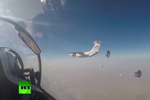 Su-30 Nga hộ tống vận tải cơ Il-76 thả hàng cứu trợ người dân Syria