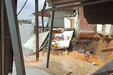 Đang sạt lở bờ sông Chợ nổi Cái Răng