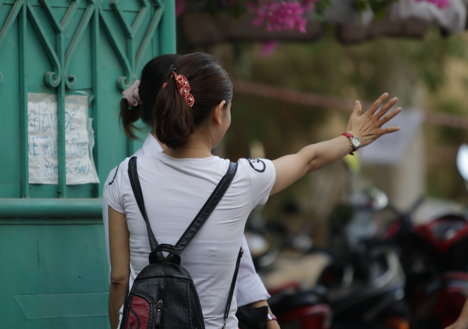 Hà Nội: Nhiều phụ huynh chạy toát mồ hôi khi con đi thi quên giấy tờ - 14 Hà Nội: Nhiều phụ huynh chạy toát mồ hôi khi con đi thi quên giấy tờ - 14