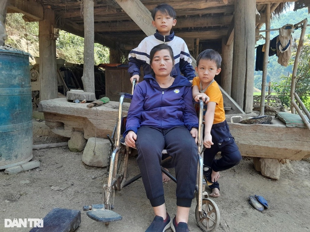 Thương cảnh nam sinh lớp 7 thay bố chăm mẹ liệt nửa người ở viện - 2 Thương cảnh nam sinh lớp 7 thay bố chăm mẹ liệt nửa người ở viện - 2