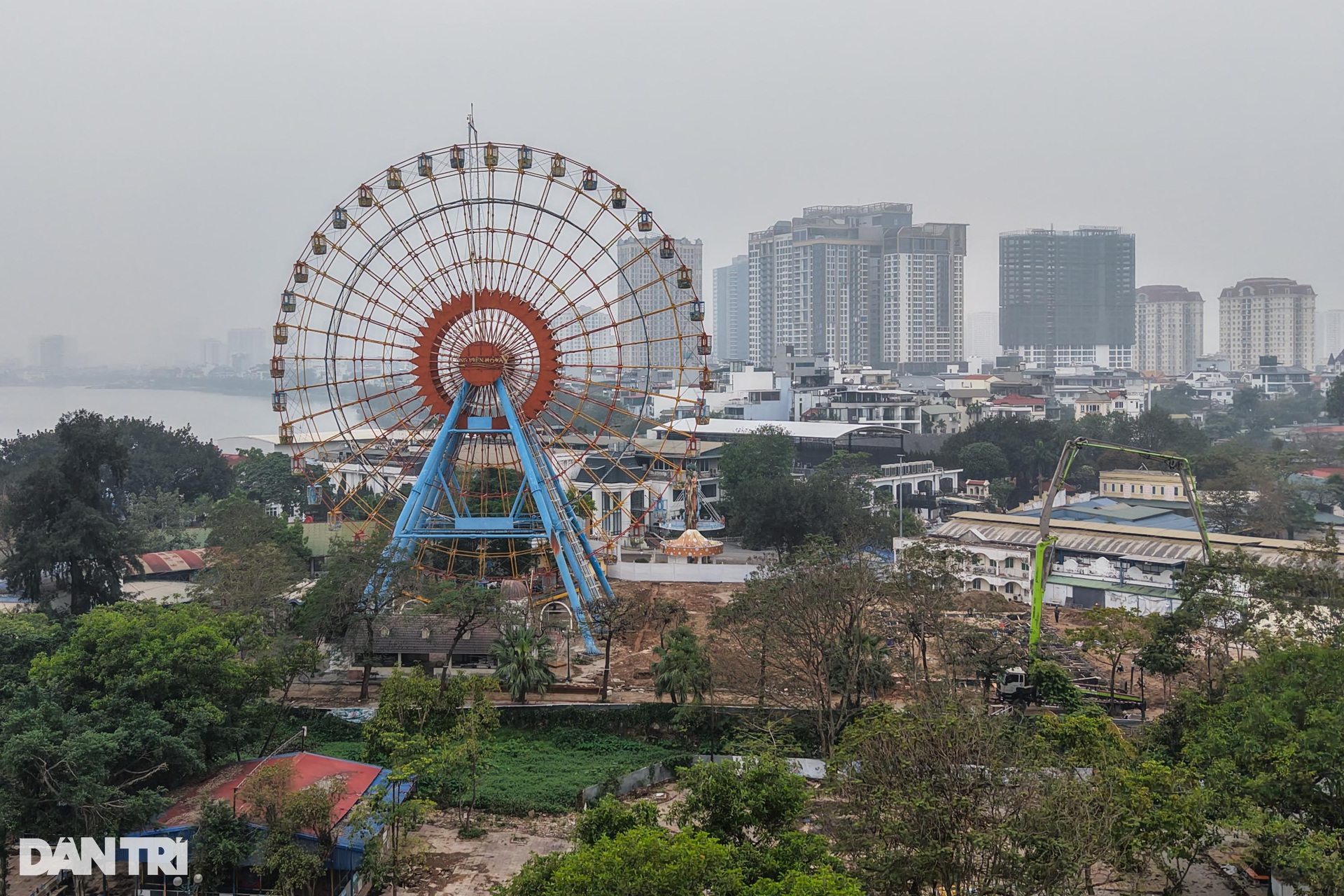 Vẻ hoang tàn của công viên Mặt trời mới có vòng đu quay khổng lồ ở Hà Nội - 1 Vẻ hoang tàn của công viên Mặt trời mới có vòng đu quay khổng lồ ở Hà Nội - 1