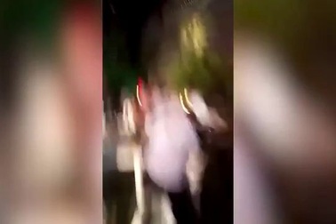 Khoảnh khắc chú rể vô tình bắn trúng thợ chụp ảnh trong lễ cưới khi dùng súng để ăn mừng