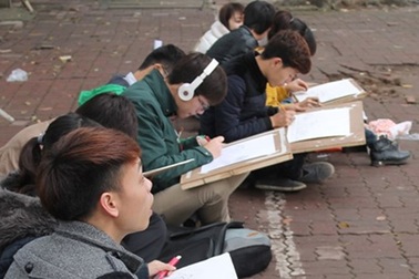 Những giờ học trên… vỉa hè