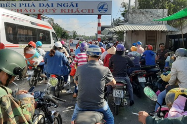 Người dân nhích từng tí qua phà mùng 2 Tết