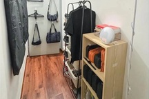 Cuộc sống tối giản trong căn phòng rộng 4m2 của vợ chồng bác sĩ gây chú ý