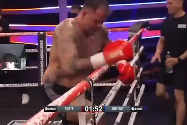 Tung cú đánh lén đáng xấu hổ, võ sĩ nhận cái kết đẹp