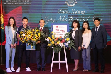 Danh thủ Hùng Dũng, hoa khôi bóng chuyền Thu Hoài tri ân thầy cô