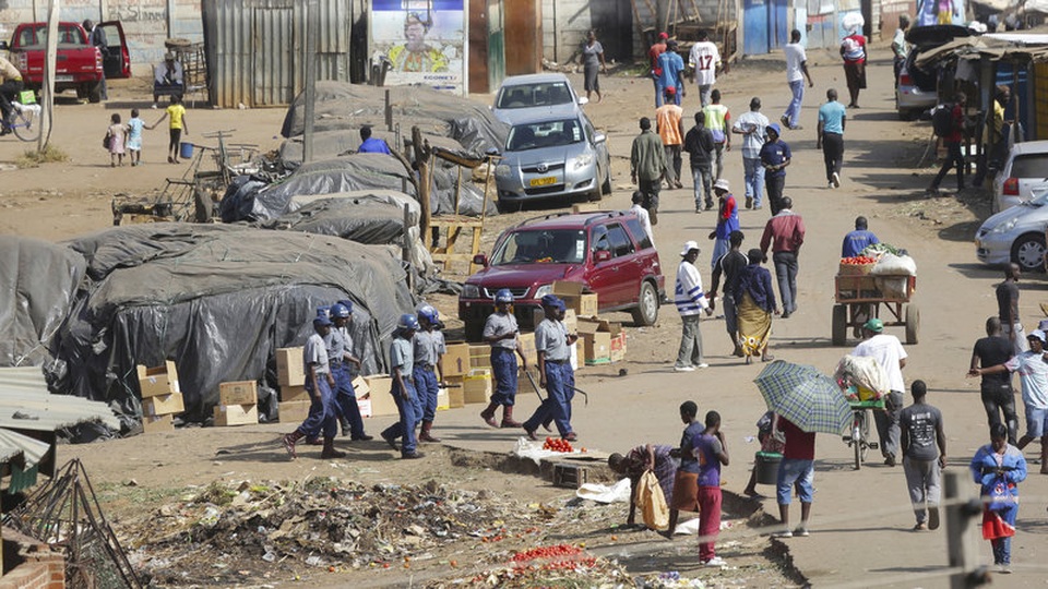 Zimbabwe cùng nền kinh tế kiệt quệ chống chọi ra sao trước dịch Covid-19? - 1 Zimbabwe cùng nền kinh tế kiệt quệ chống chọi ra sao trước dịch Covid-19? - 1