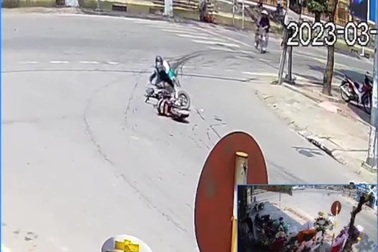 Hàng loạt phương tiện bị trượt ngã vì vết dầu loang trên đường