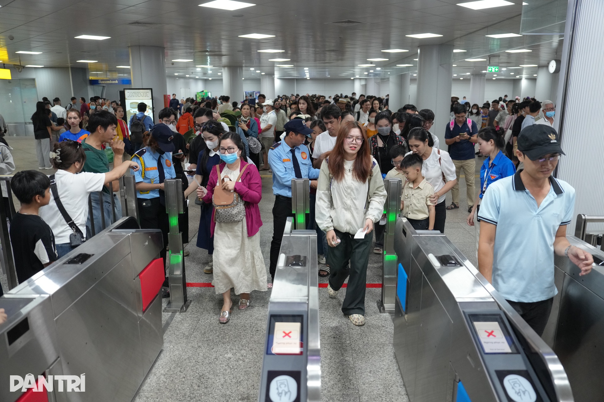 Người dân TPHCM xếp hàng dài đi Metro số 1 trong ngày khánh thành - 7 Người dân TPHCM xếp hàng dài đi Metro số 1 trong ngày khánh thành - 7
