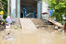 Khu dân cư ở Đà Nẵng ngập ngụa bùn đất sau mưa lớn