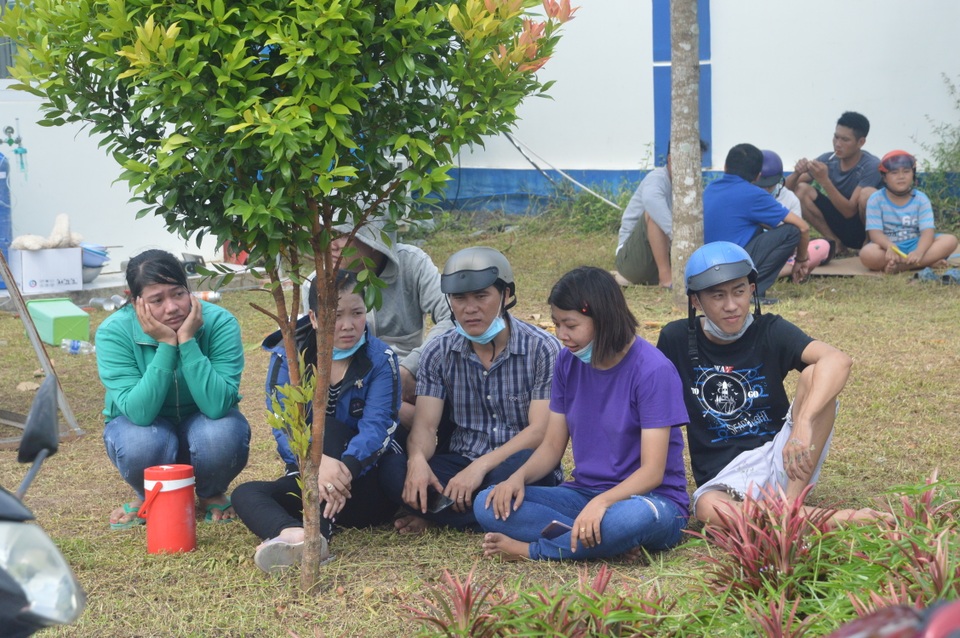Khung cảnh tan hoang sau vụ cháy cực lớn tại Công ty may Nhà Bè ở Sóc Trăng - 14 Khung cảnh tan hoang sau vụ cháy cực lớn tại Công ty may Nhà Bè ở Sóc Trăng - 14