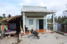 Hàng chục hộ dân chưa bao giờ biết đến ánh sáng của... đèn điện!