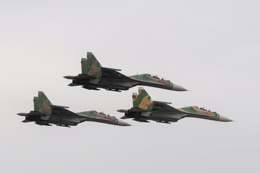 10 tiêm kích Su-30MK2 bay trình diễn tại triển lãm Quốc phòng quốc tế