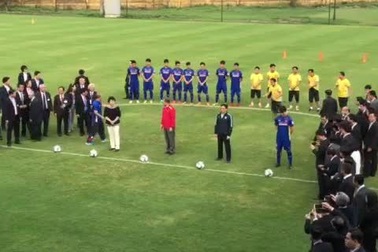 Tổng thống Hàn Quốc cùng Phu nhân thực hiện nghi thức đá bóng tượng trưng