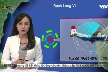 Đưa mảnh vỡ máy bay CASA 212 về đất liền (Nguồn: VTV)