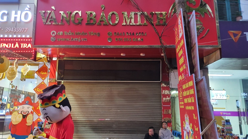 Kỳ lạ: Chủ tiệm vàng đóng cửa ngủ kỹ ngày vía Thần Tài - 4 Kỳ lạ: Chủ tiệm vàng đóng cửa ngủ kỹ ngày vía Thần Tài - 4