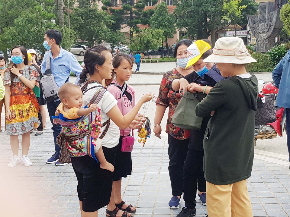 Những đứa trẻ nheo nhóc bán hàng rong mưu sinh ở Sa Pa - 16 Những đứa trẻ nheo nhóc bán hàng rong mưu sinh ở Sa Pa - 16